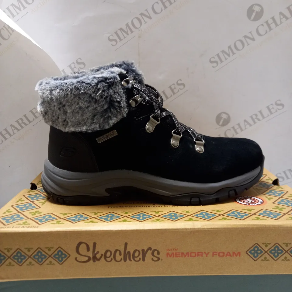 SKETCHERS FAUX CUFF BOOTS - SIZE 5.5