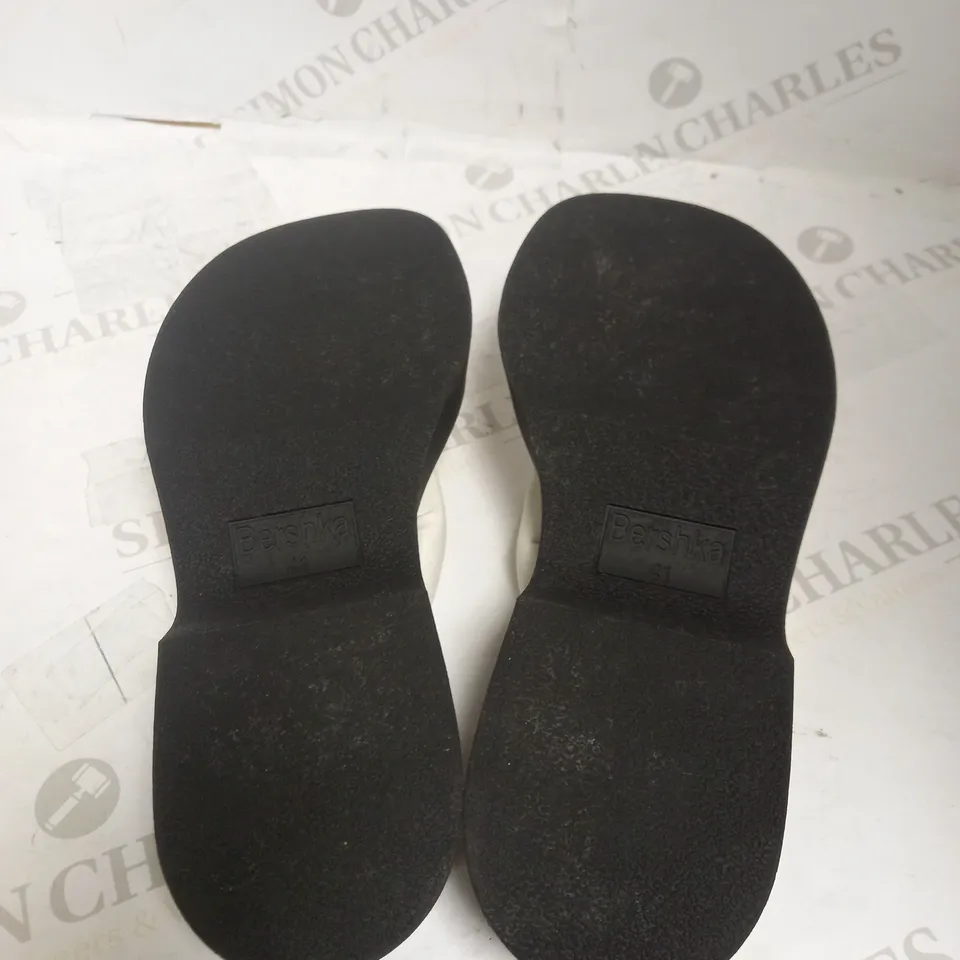 BERSHKA FLATFORM FLIP FLOP WITH CONTRAST SOLE IN WHITE EU 41 