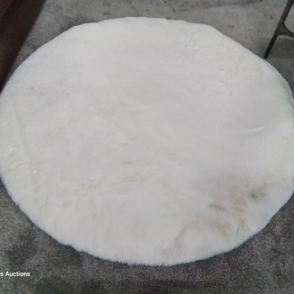 DESIGNER THINK FAUX RABBIT FUR CIRCULAR RUG 120cm diam WHITE