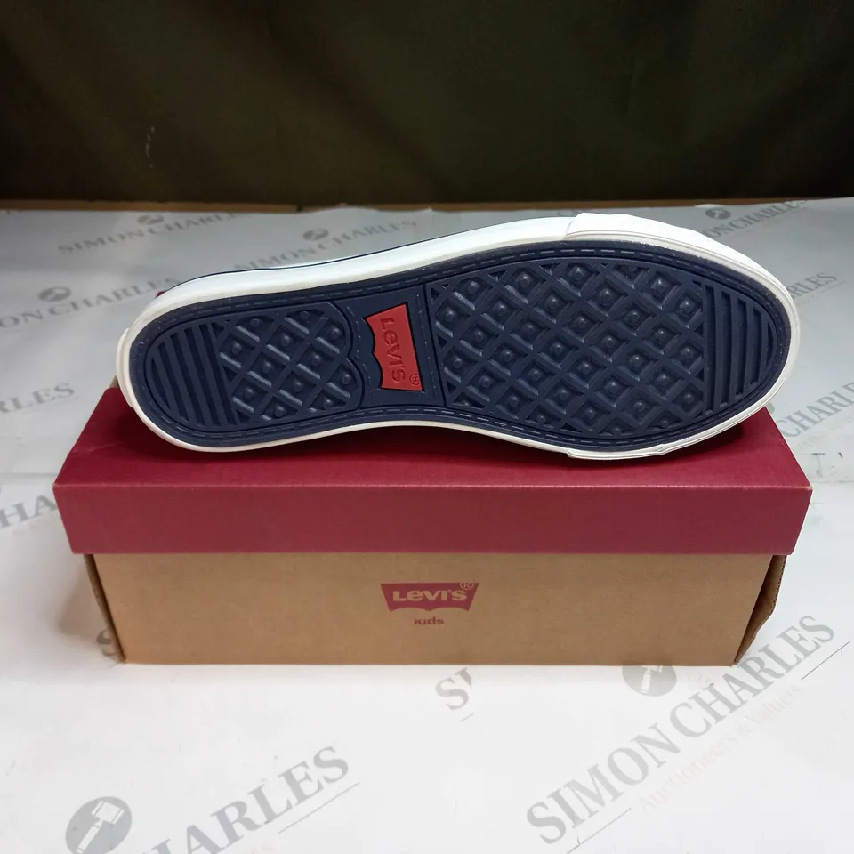 BOXED LEVI MAUI WHITE TRAINERS SIZE 6