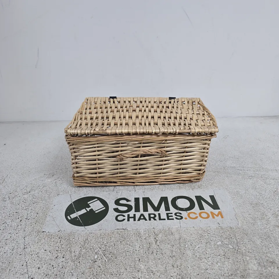 WOVEN WICKER STORAGE/PICNIC BASKET WITH LID