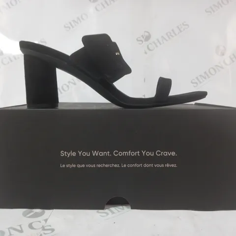 BOXED PAIR OF VIONIC OPEN TOE BLOCK HEEL SANDALS IN BLACK SIZE 7