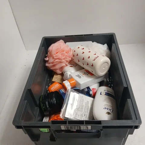TOTE OF APPROXIMATELY 20 ASSORTED COSMETICS TO INCLUDE: VASELINE 250ML