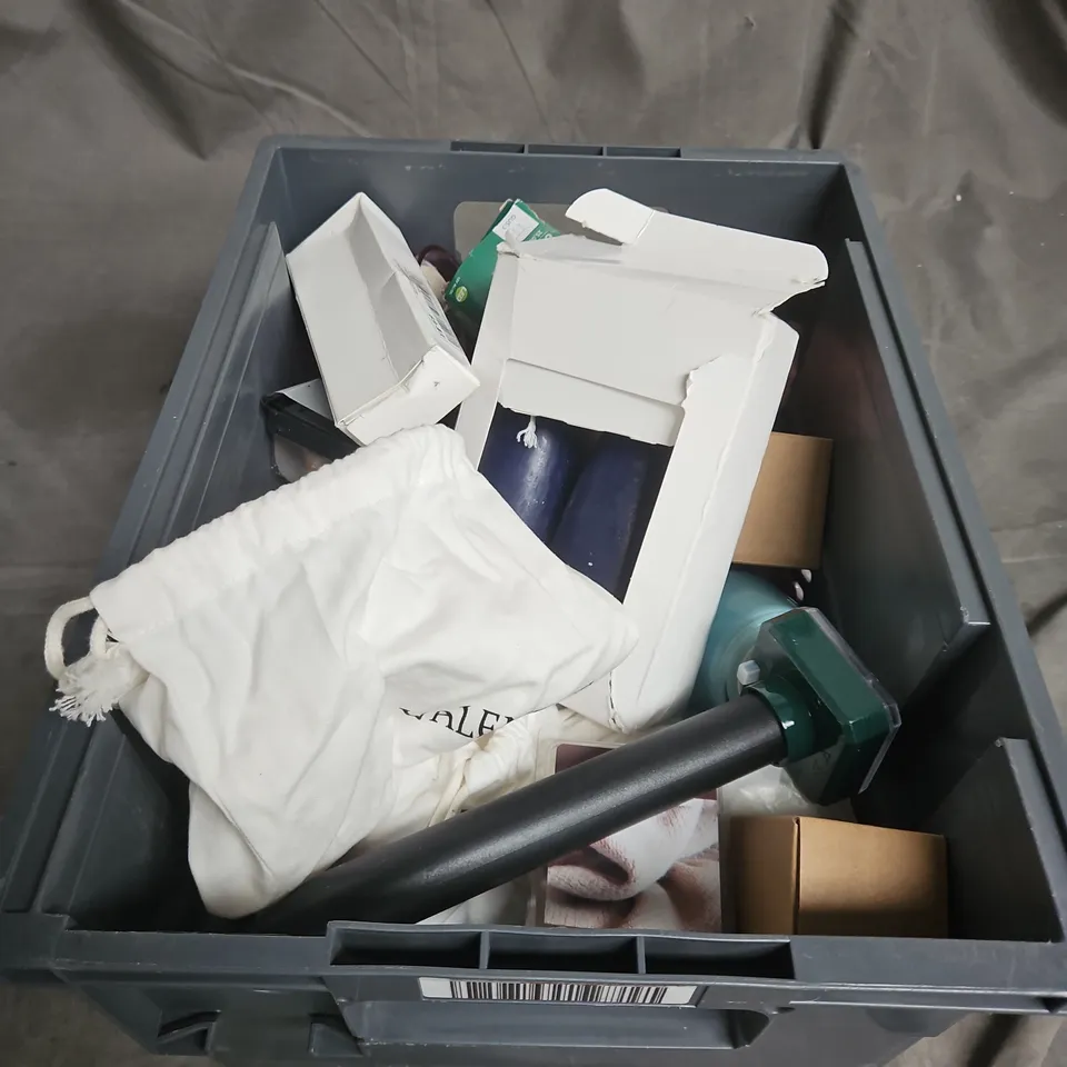 TOTE OF APPROX. 10 TYPES OF SCENTED CANDLES 