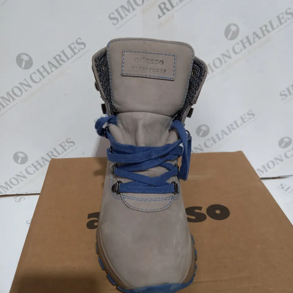BOXED ADESSO GREY & BLUE BOOTS - SIZE 6