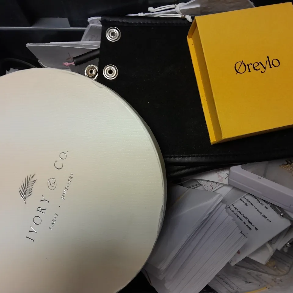 BOX OF APPROXIMATELY 15 ITEMS TO INCLUDE - ZIKR RING , ASOS DESIGN CHAIN , STB SECURE THAT BAG ETC