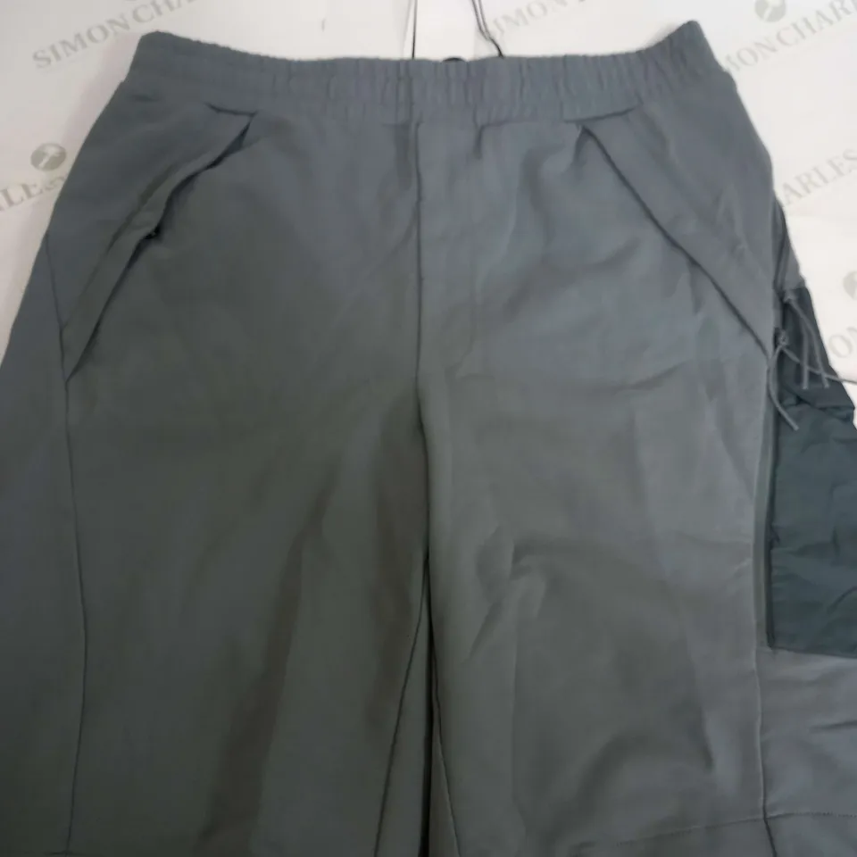 C.P COMPANY SWEATBERMUDA CARGO STRETCH FLEECE SHORTS - LARGE
