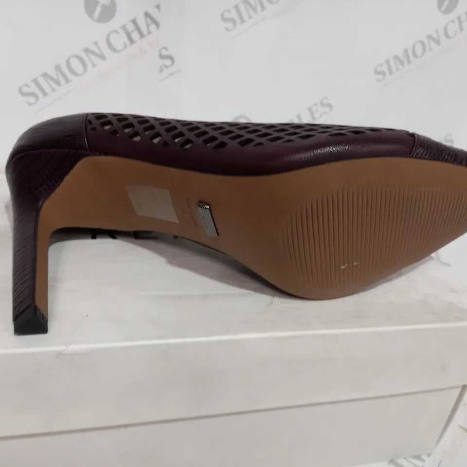 BOXED REISS CLOVER LIZARD STYLE POMEGRANATE COLOURED HEELS - SIZE 6