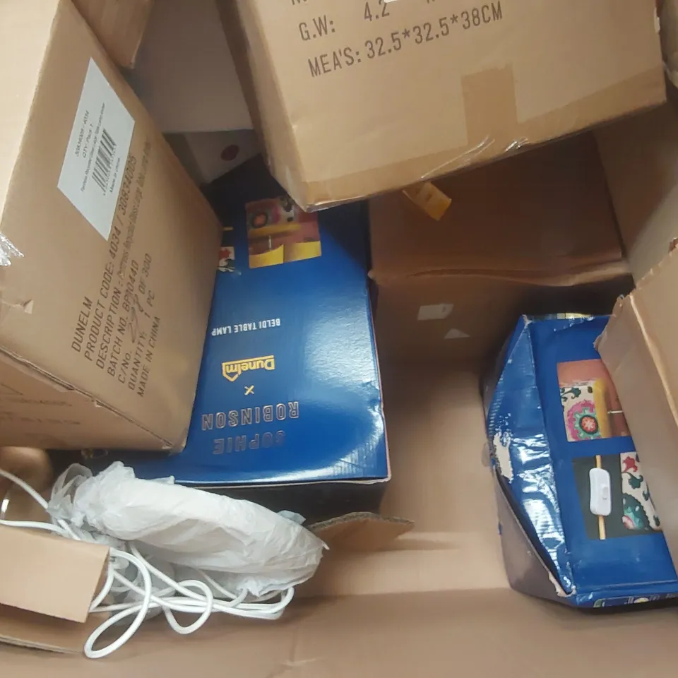 PALLET CONTAINING A VERY LARGE QUANTITY OF ASSORTED DESIGNER LIGHTING PRODUCTS INCLUDING: LED CEILING LIGHT, PENDANT LIGHTS, CLUSTER LIGHT, WALL LIGHT ECT