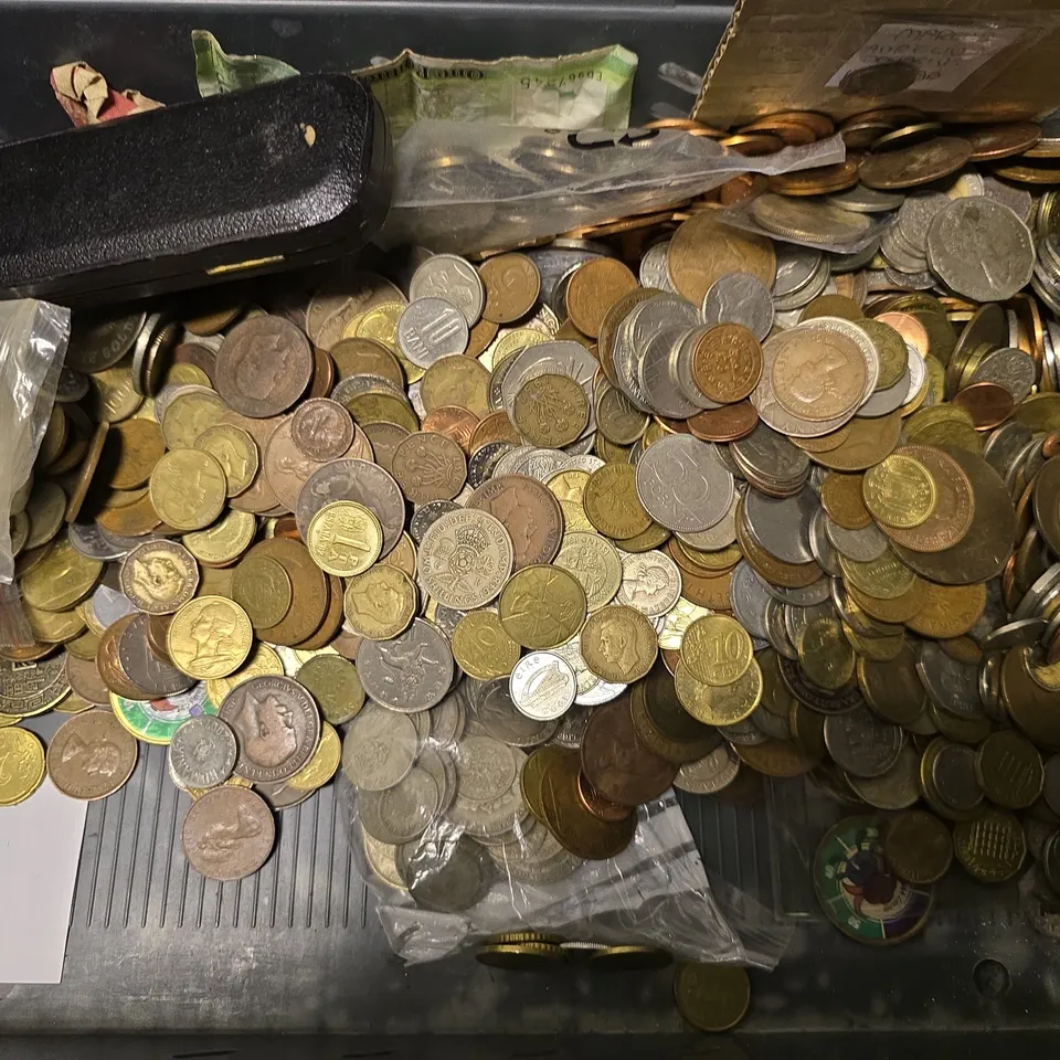 TOTE OF LARGE AMOUNT OF ASSORTED COINS & CURRENCIES 
