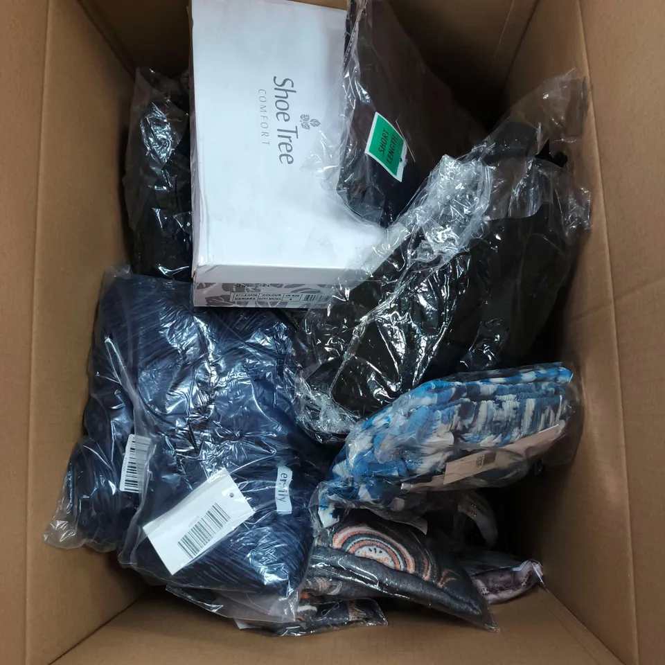 BOX OF APPROXIMATELY 20 ASSORTED ITEMS TO INCLUDE SHOE TREE FOOT WEAR, SUGAR CRISP CLOTHING, EMILY CLOTHING, LA MAREY CLOTHING ETC