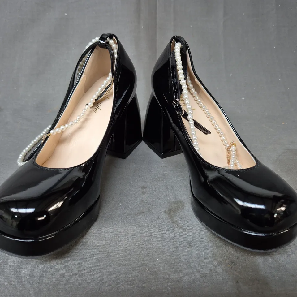 BOXED PAIR OF DESIGNER BLOCK HEEL SHOES IN GLOSSY BLACK EU SIZE 39