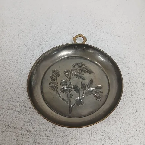 ROUND METAL TRINKET BOX WITH ENGRAVED FLORAL LID