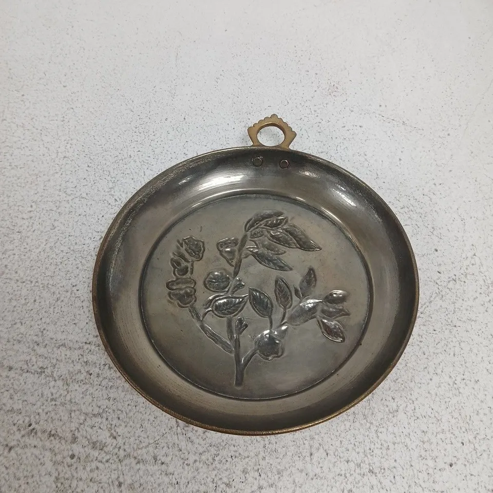 ROUND METAL TRINKET BOX WITH ENGRAVED FLORAL LID