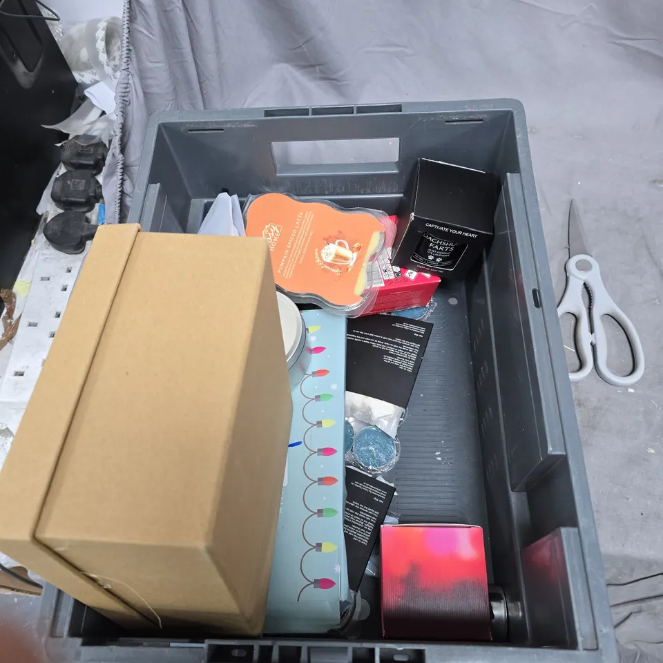 TOTE OF APPROXIMATELY 15 ASSORTED ITEMS TO INCLUDE: WAX MELTS AND CANDLE