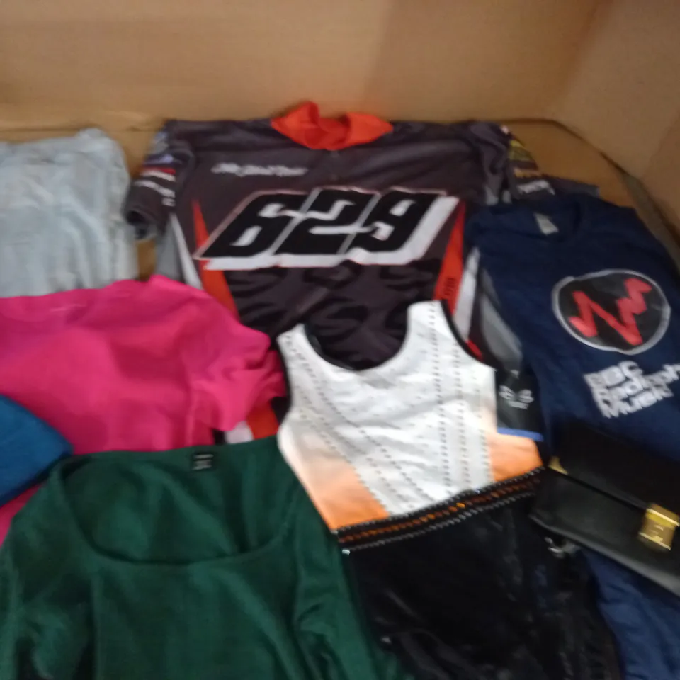 LARGE QUANTITY OF ASSORTED CLOTHING ITEMS