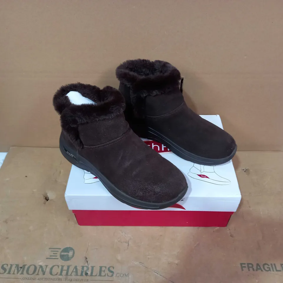 BOXED PAIR OF SKECHERS - SIZE 7