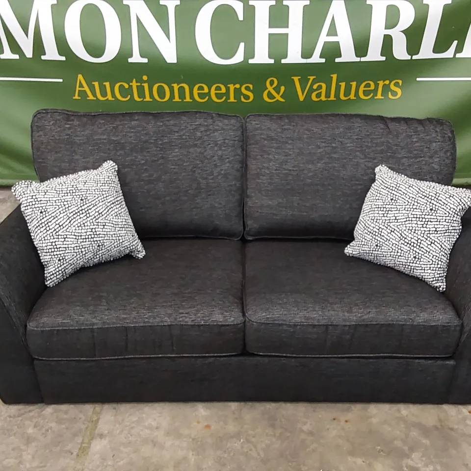 QUALITY DESIGNER SMALL 3 SEATER FABRIC UPHOLSTERED SOFA WITH SCATTER CUSHIONS