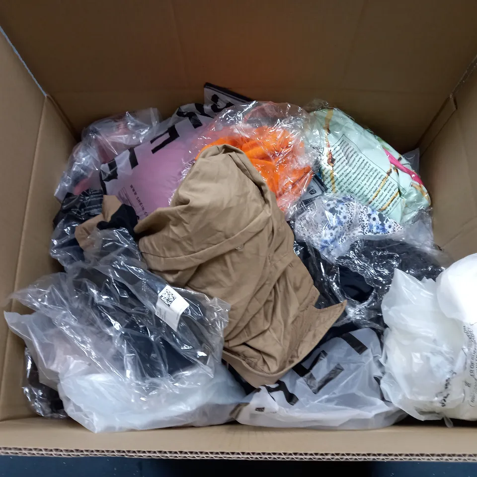 LARGE QUANTITY OF CLOTHING ITEMS TO INCLUDE DRESSES, SWEATERS, JEANS, T-SHIRTS, ETC