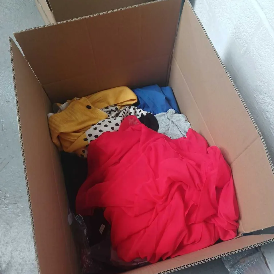 BOX OF APPROXIMATELY 25 ASSORTED CLOTHING ITEMS  INCLUDING YELLOW KNITWEAR & GREEN VELVET FABRIC