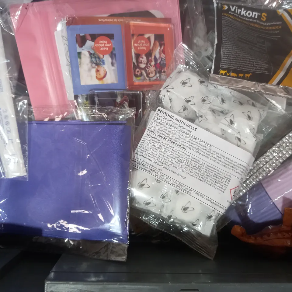 APPROXIMATELY 15 ASSORTED HOUSEHOLD ITEMS TO INCLUDE CALCULATOR, SUPER GLUE, KEYRINGS, ETC