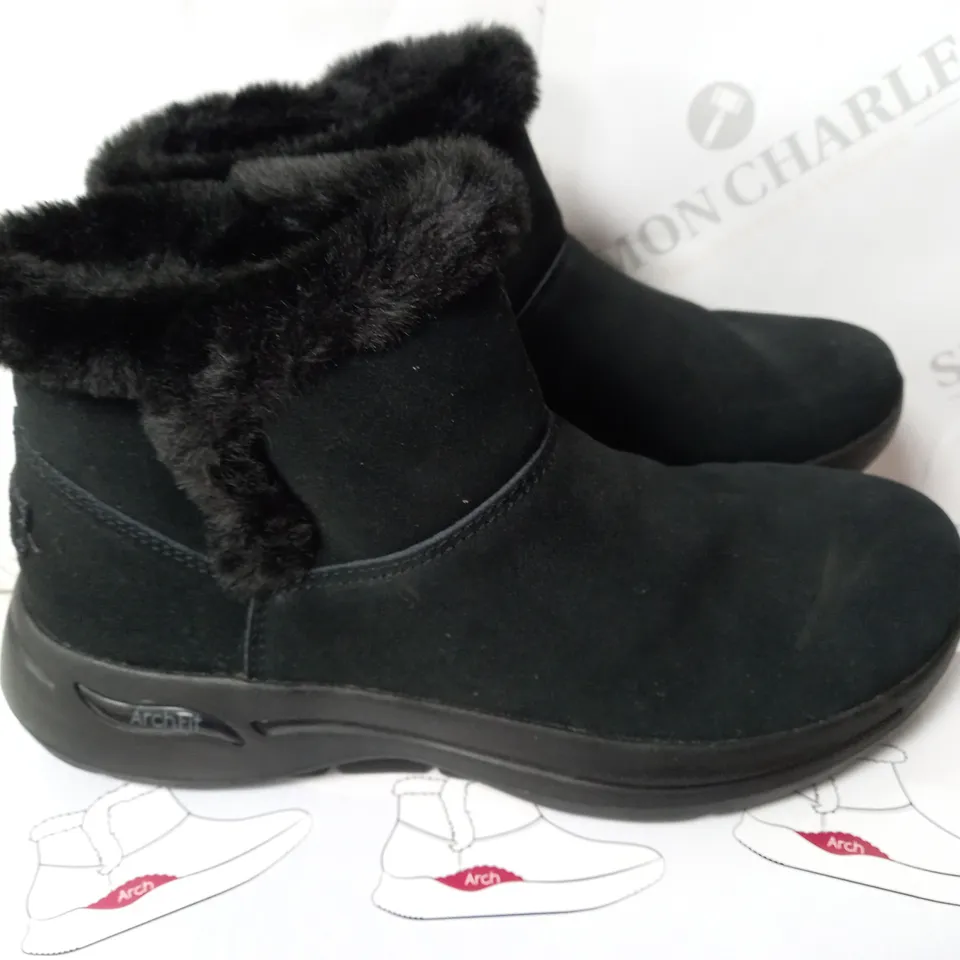 SKECHERS ARCHFIT JOY CHUGGA BOOTS CHARCOAL SIZE 6