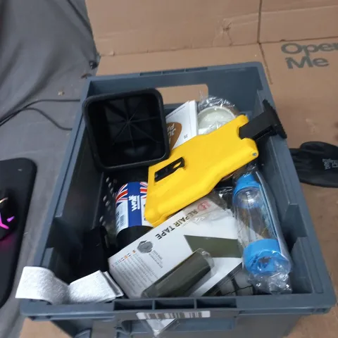 TOTE OF APPROXIMATELY 15 ASSORTED ITEMS TO INCLUDE: ASSORTED GLOVES