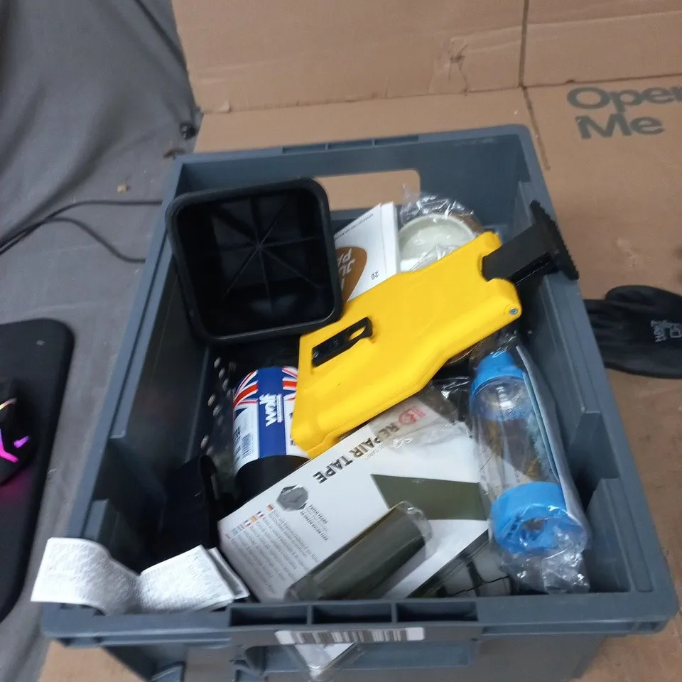 TOTE OF APPROXIMATELY 15 ASSORTED ITEMS TO INCLUDE: ASSORTED GLOVES 