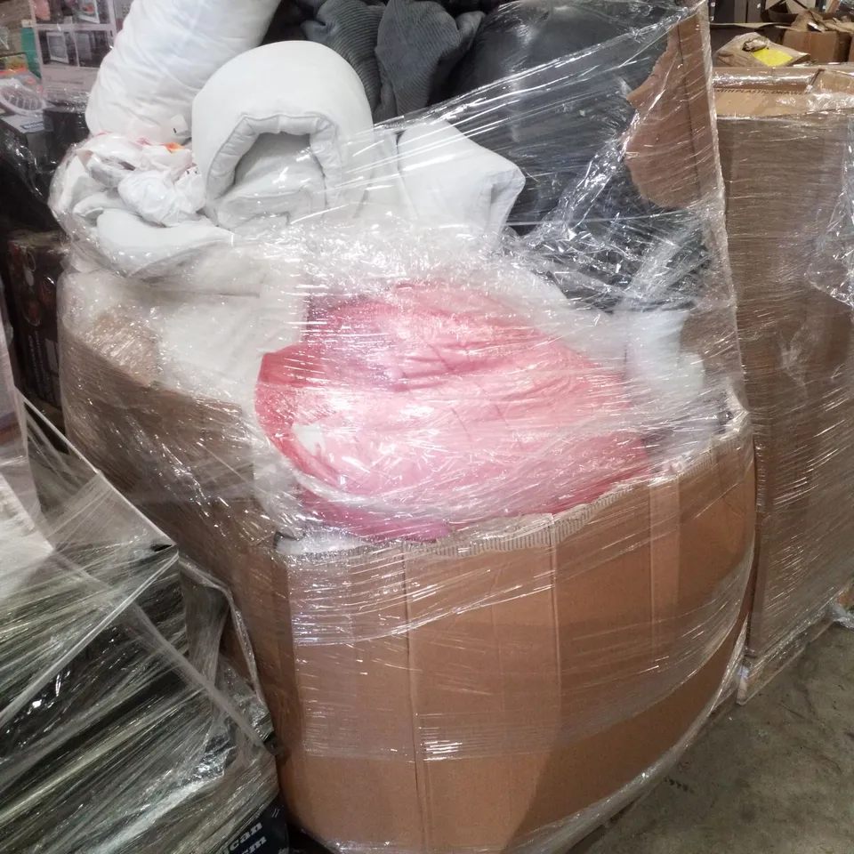 PALLET CONTAINING ASSORTED BEDDING, COVERS & FABRICS