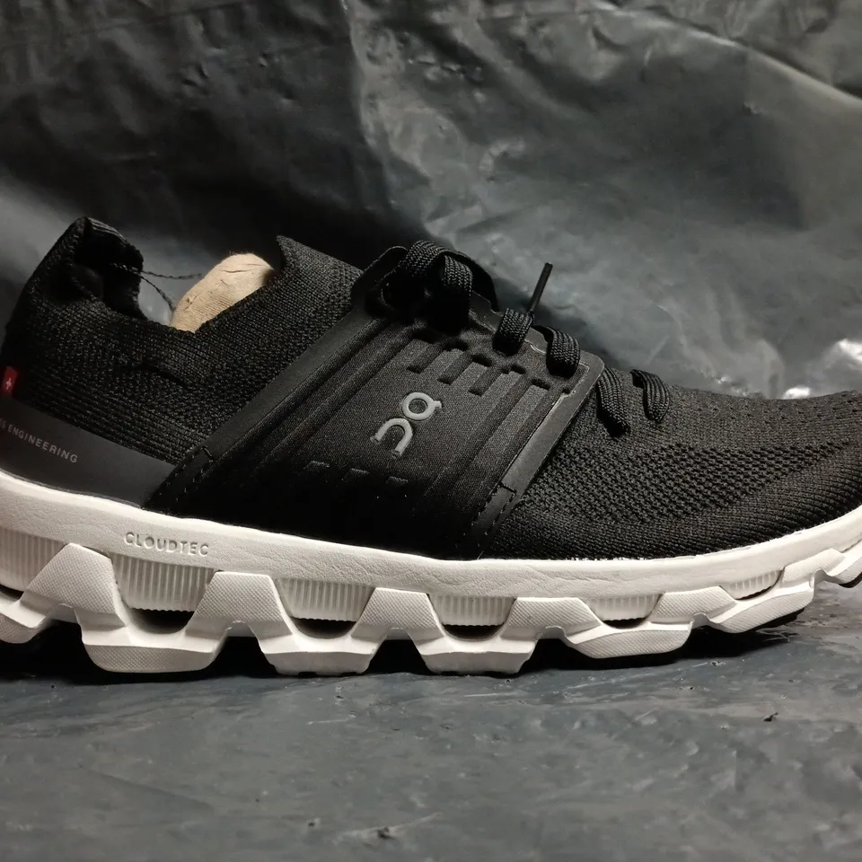 PAIR OF ON CLOUDSTRATUS TRAINERS IN BLACK SIZE UK 5