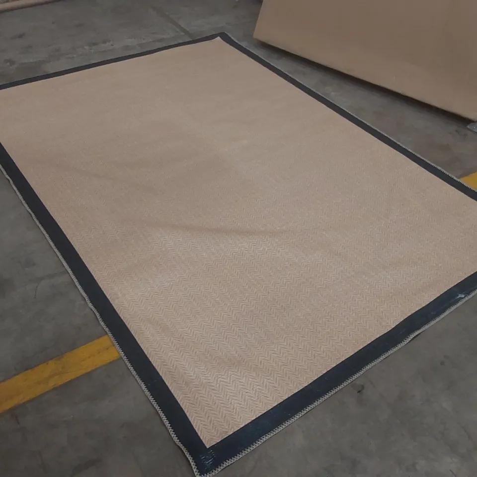 QUALITY DESIGNER AREA RUG - APPROXIMATELY 228 x 160cm