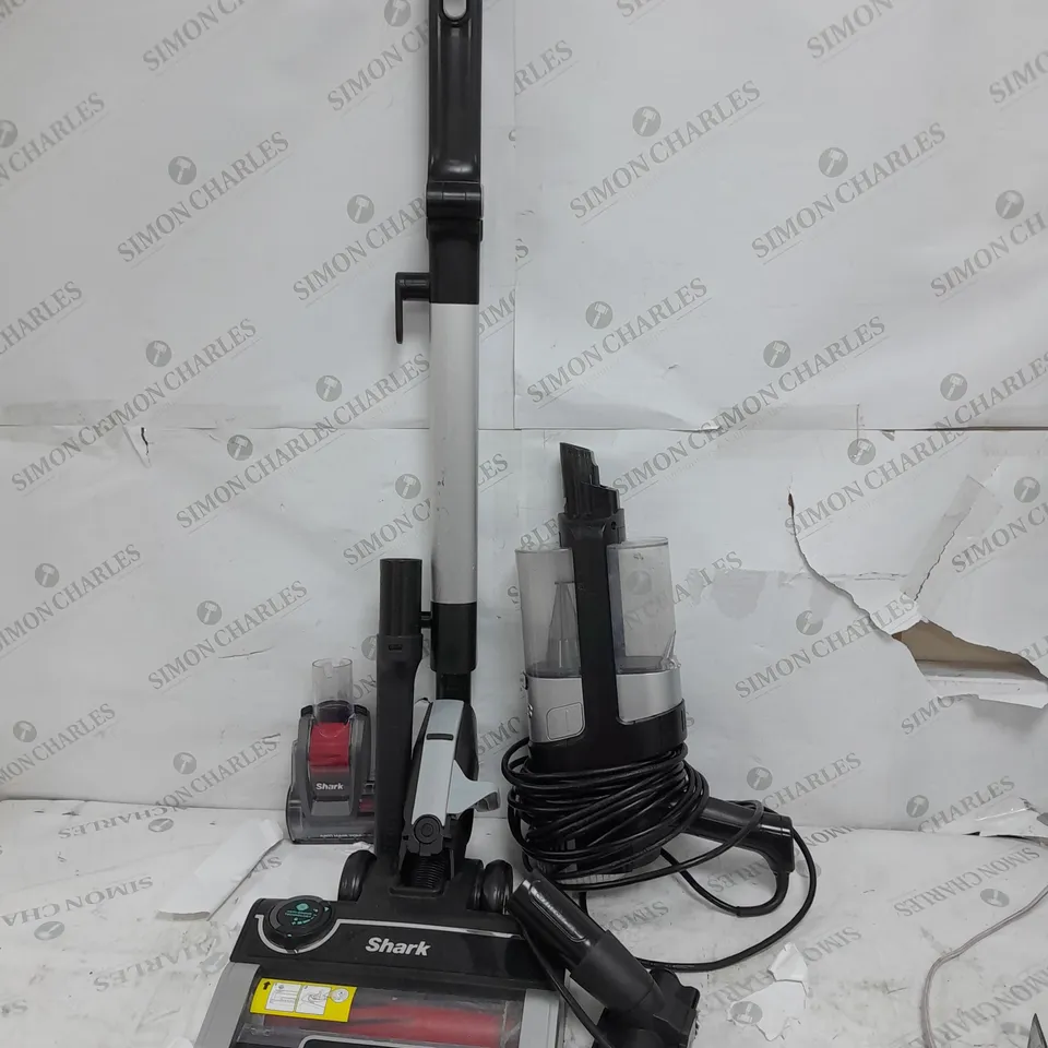 BOXED SHARK CARPET XPERT DEEP CARPET CLEANER & BUILT IN STAIN STRIKER EX200UK - COLLECTION ONLY