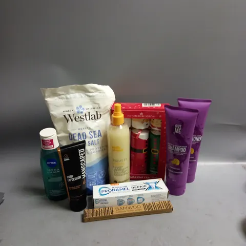BOX OF APPROXIMATELY 20 COSMETIC ITEMS TO INCLUDE - MANSCAPED - WESTLAB BATH SALTS - SENSODYNE DENTAL CARE - ETC