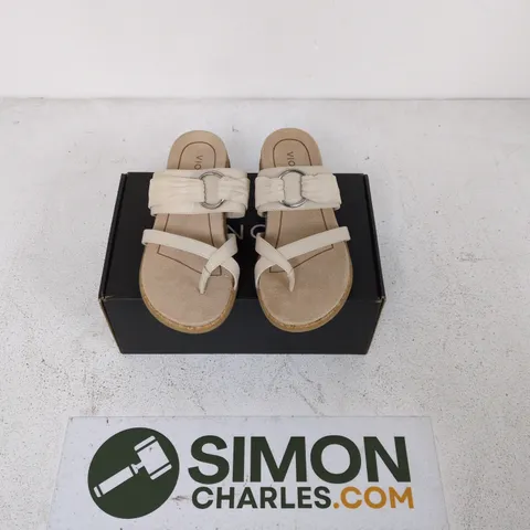 VIONIC WOMEN'S BEIGE STRAPPY SANDALS SIZE 6