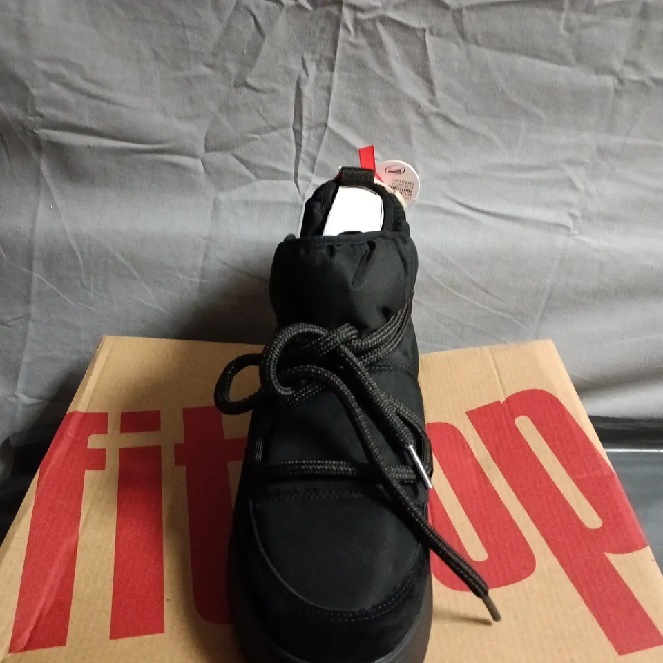 BOXED PAIR OF FITFLOP BLACK HIGH-TOP BOOTS – UK SIZE 6.5