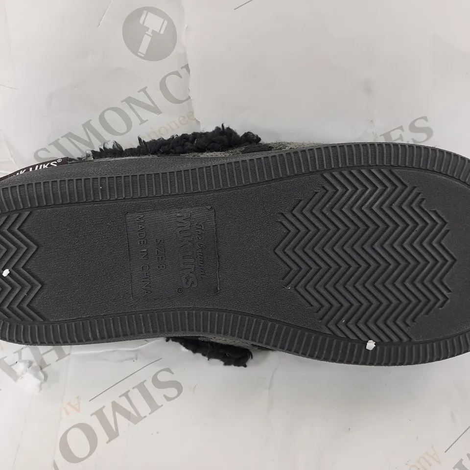PAIR OF MUK LUKS ANAIS SLIPPERS IN BLACK/DARK GREY - SIZE 8