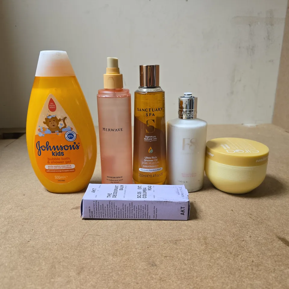TOTE OF APPROXIMATELY 20 ASSORTED COSMETIC ITEMS TO INCLUDE JOHNSONS KIDS, MERWAVE SPRAY, SANCTUARY SPA SHOWER OIL, AKT DEODORANT BALM ETC