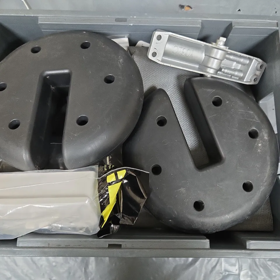 APPROXIMATELY 8 ASSORTED HOUSEHOLD ITEMS TO INCLUDE WALL SOCKET BOX, BAIT ORB, BINDER, ETC 