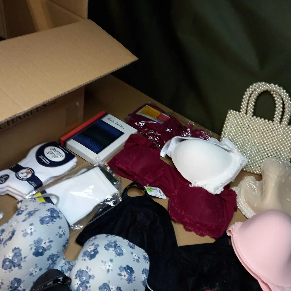 LOT OF APPROX. 15 ASSORTED CLOTHING ACCESSORIES  IN VARYING SIZES/COLOURS/STYLES TO INCLUDE: BRA'S, BOXERS, SOCKS