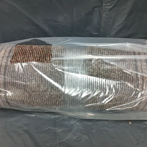 UNBRANDED CARPET IN BLACK/BROWN - LENGTH UNSPECIFIED 