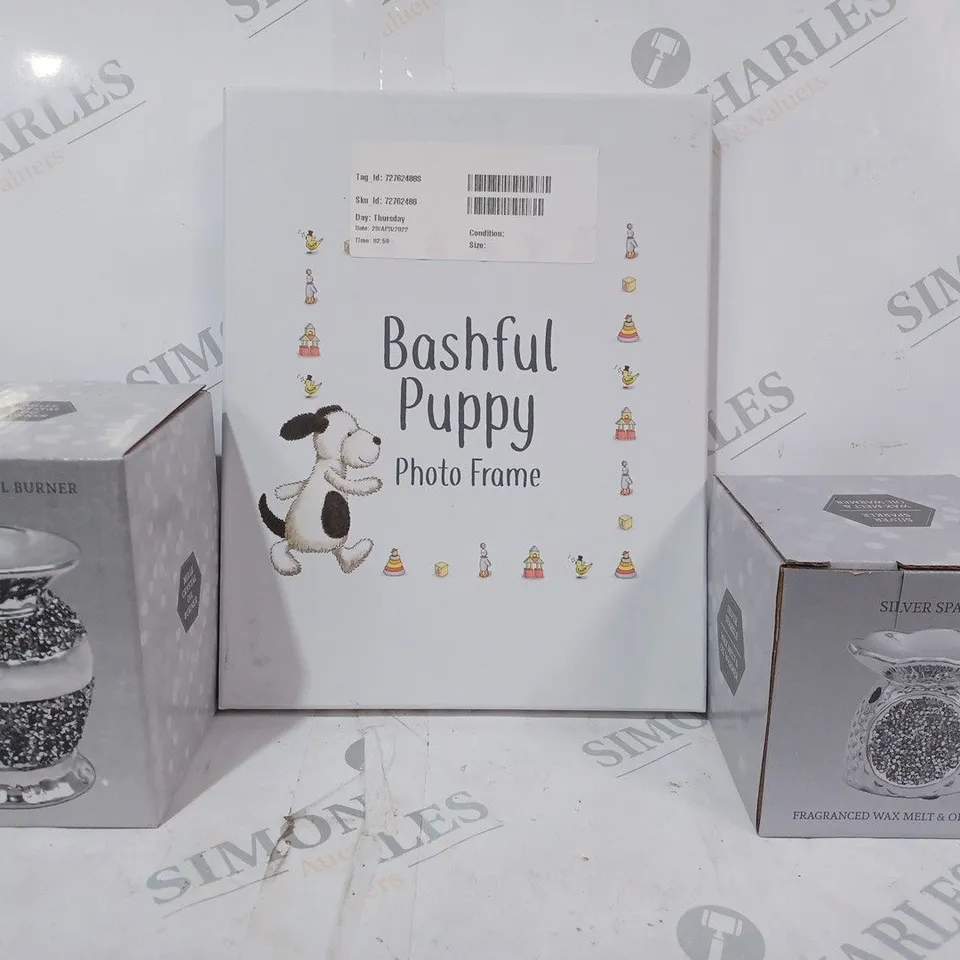 APPROXIMATELY 10 ASSORTED HOUSEHOLD ITEMS TO INCLUDE BASHFUL PUPPY PHOTO FRAME, SILVER SPARKLE WAX MELT & OIL WARMER, MILLE CRYSTAL OIL BURNER, ETC