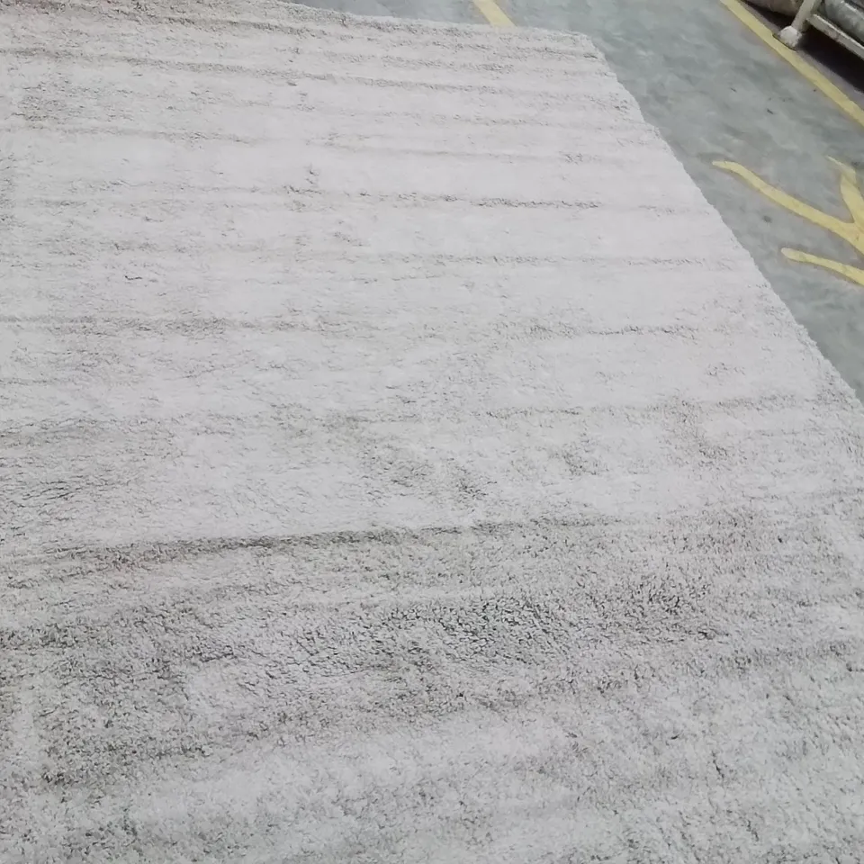 QUALITY DESIGNER AREA RUG APPROXIMATELY  290X200CM