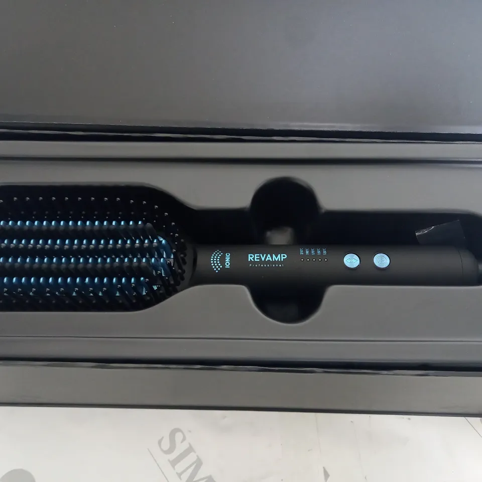 BOXED REVAMP PROGLOSS DEEPFORM BRUSH CERAMIC STRAIGHTENING BRUSH