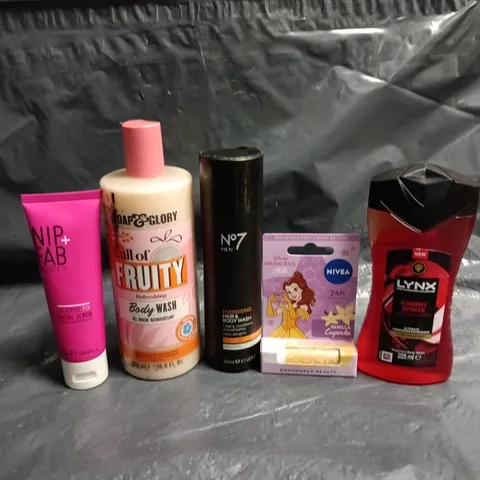 APPROXIMATEY 20 ASSORTED HEALTH AND BEAUTY PRODUCTS TO INCLUDE - SOAP & GLORY BODY WASH - NO7 MEN HAIR & BODY WASH AND LYNX SHOWER GEL
