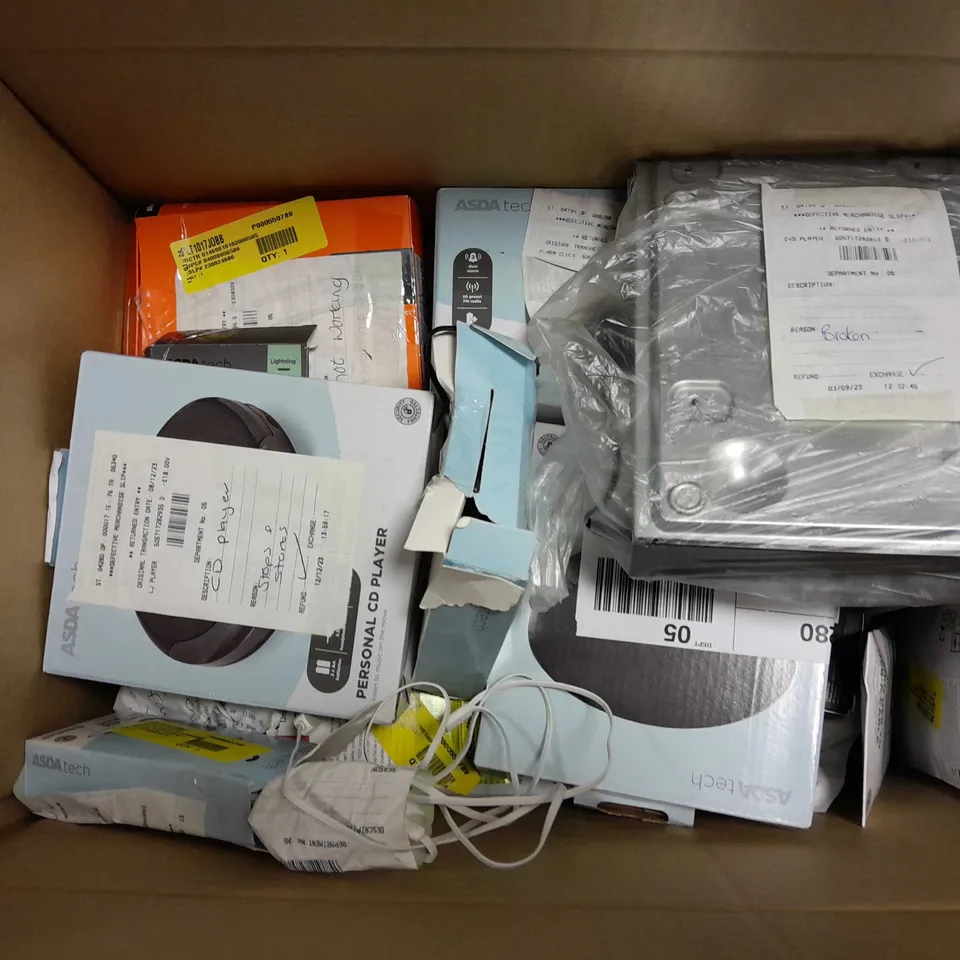 APPROXIMATELY 20 ASSORTED ELECTRICAL ITEMS TO INCLUDE ONE FOR ALL REMOTE, FIRE TV STICK LITE, EARBDS, ETC