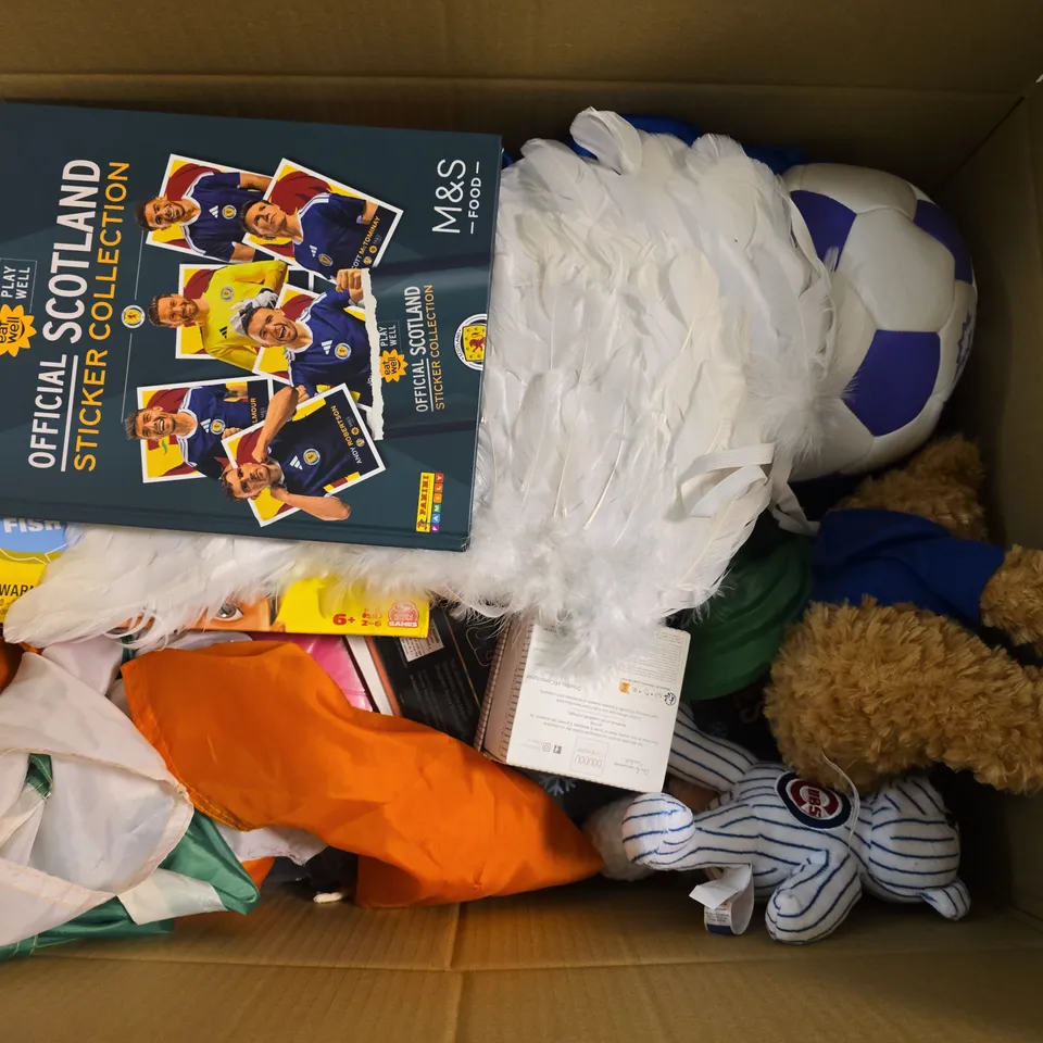APPROXIMATELY 25 ASSORTED TOYS, GAMES, GIFTS AND NOVELTIES TO INCLUDE HEDBANZ, OFFICIAL SCOTLAND STICKER COLLECTION, GONG FOOTBALL, ETC - COLLECTION ONLY