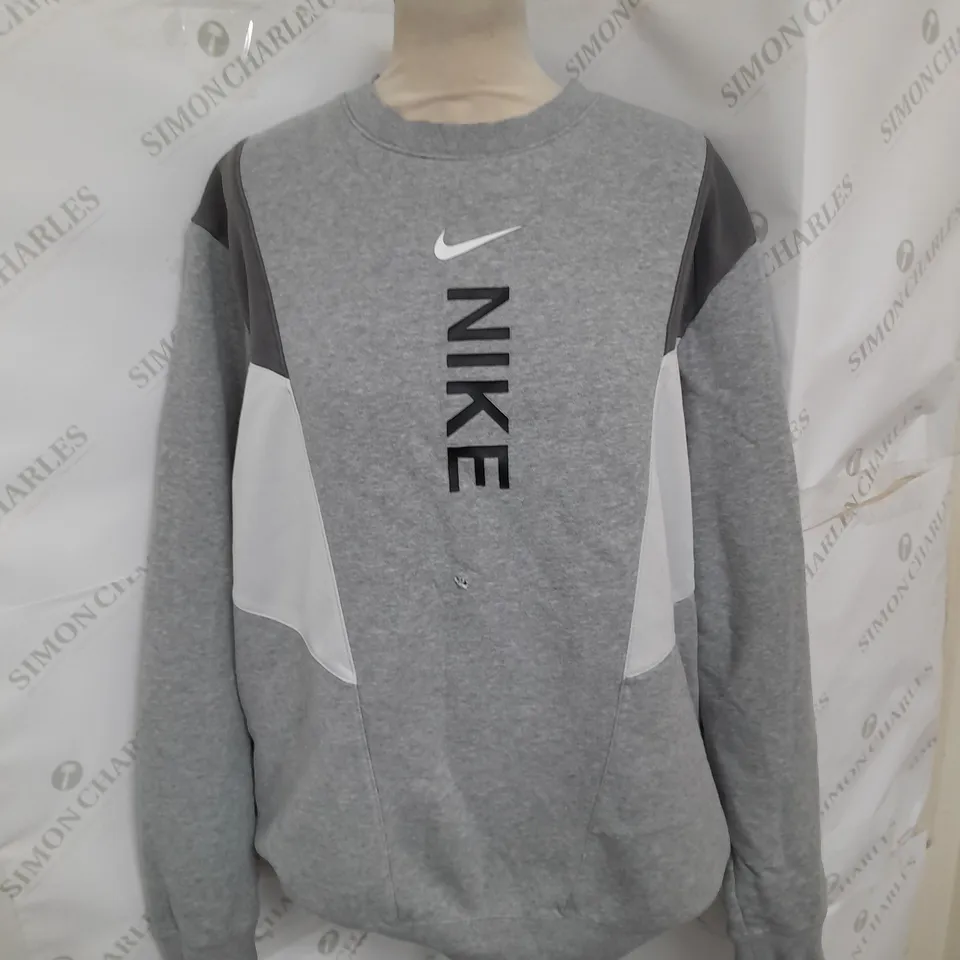 NIKE PRINTED CREW NECK SWEATSHIRT IN GREY SIZE L