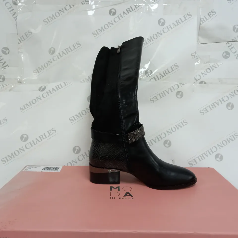 BOXED PAIR OF MODA IN PELLE TAMARRA KNEE BOOTS IN BLACK UK SIZE 7