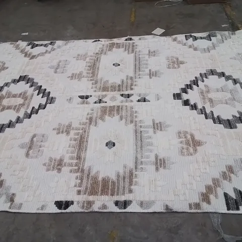 QUALITY DESIGNER AREA RUG // APPROX SIZE: 200 X 320 cm