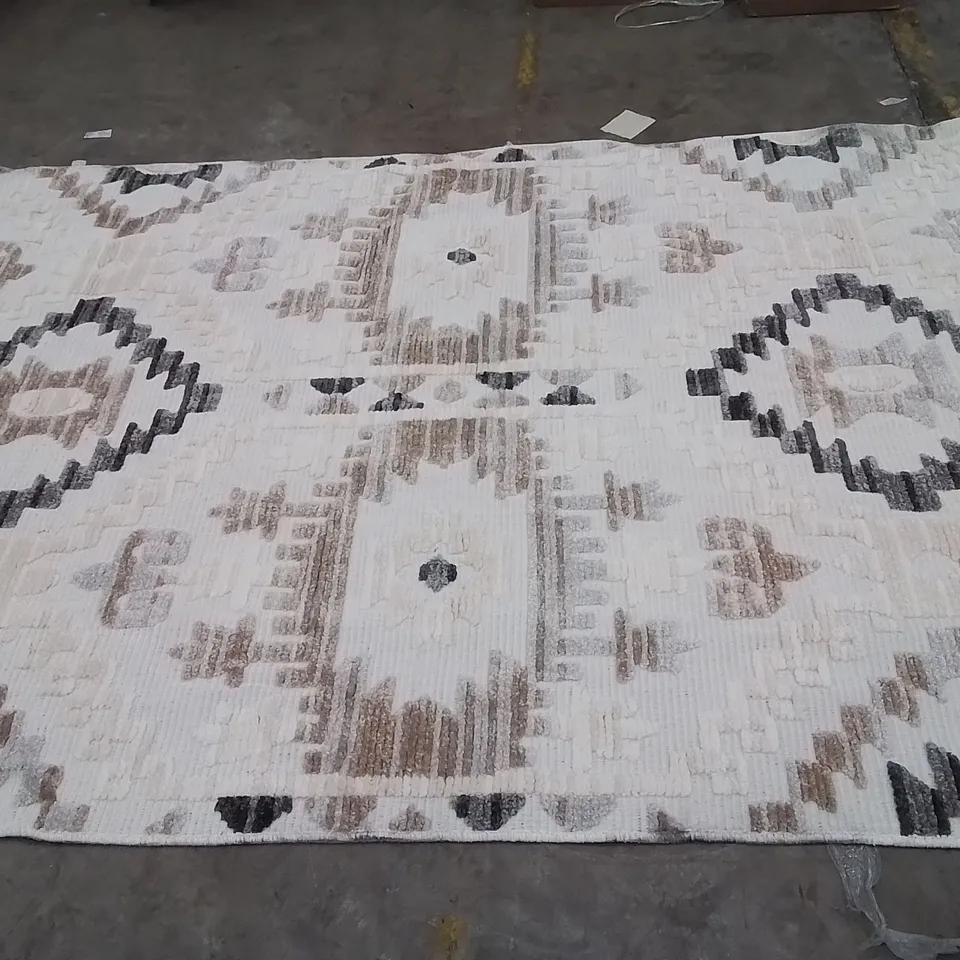 QUALITY DESIGNER AREA RUG // APPROX SIZE: 200 X 320 cm